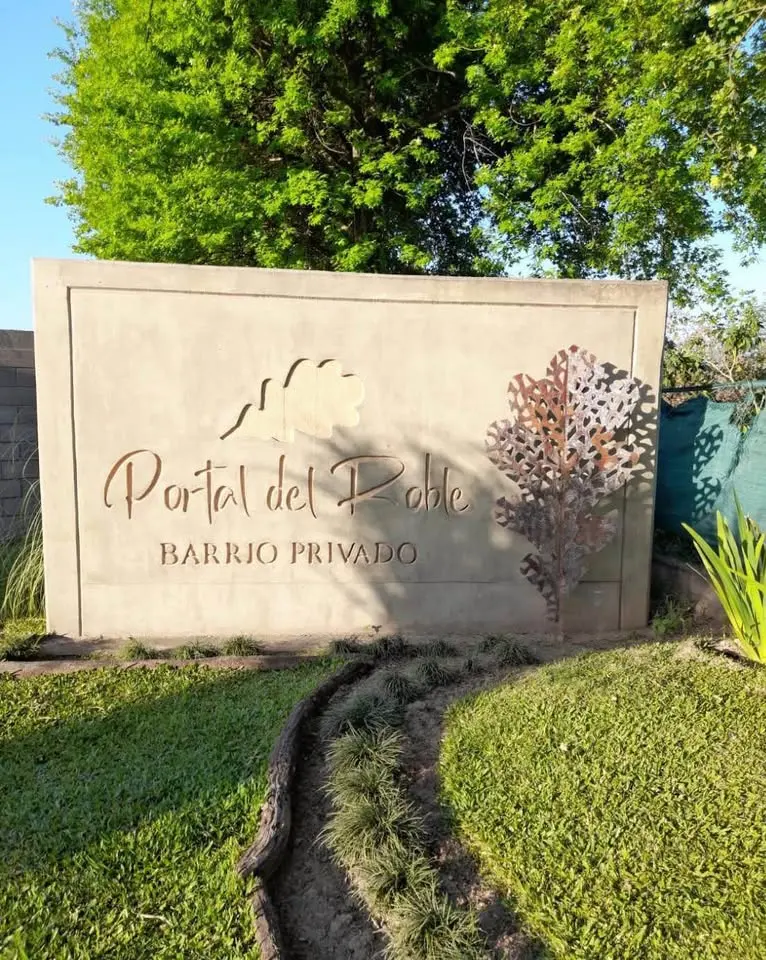 Cartel de ingreso al barrio privado Portal del Roble